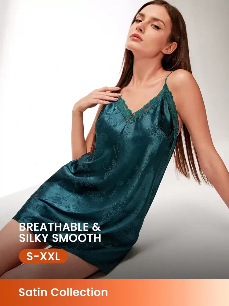 Robe de nuit nuisette en satin vert soyeux d'été, style rétro élégant et luxueux avec motif floral, col en V. Peut être portée comme vêtement extérieur. Nuisette et pyjama
