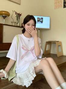 DAZY 女士圆领印花蝴蝶结短袖蕾丝拼布 T 恤夏季超大码 T 恤，图案 T 恤 - 白色 - 查看 5