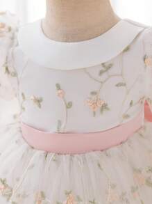 SHEIN Glamorique Kids 复活节花童生日派对婚礼节日连衣裙，适合婴儿和女婴，绿叶和粉色花朵刺绣网眼后蝴蝶结公主裙，适合正式场合、表演、派对和拍照，看起来更自然、美丽和可爱 - 白色 - 查看 6