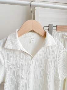 SHEIN LMoss Kids 2 件装 男童休闲运动学院复古纹理面料翻领 T 恤和裤子套装 适合儿童服装 男童服装 返校男孩套装 适合生日派对、晚会、表演、婚礼、洗礼、开幕式 日常 适合日常使用 适合上学 适合旅行 适合运动 适合服装 适合春夏季节 - 白色 - 查看 8