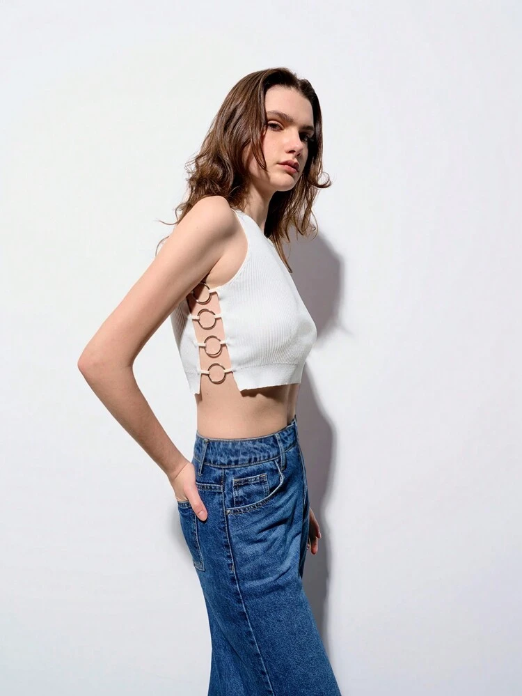 SHEIN Maija Novo Estilo de Primavera e Verão Top de Tricô Feminina Branca com Anel de Metal Decorativo na Cintura, Elegante e Moderna para Uso Urbano, Casual e Diário, Adequada para Sair, Férias, Festas, Casamentos e Encontros