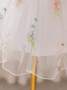 SHEIN Glamorique Kids 女宝宝婚礼婚礼嘉宾花童花童生日派对结婚节庆礼服女童吊带白色绣花网眼后裙大蝴蝶结可爱泡泡袖裙适合舞台表演主持出席派对或特别活动拍摄艺术照拍出自然靓丽四季常穿