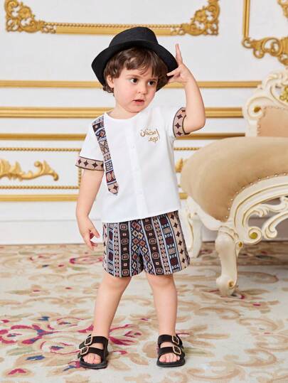 SHEIN 2 件男婴套装：传统图案圆领短袖上衣和松紧腰短裤