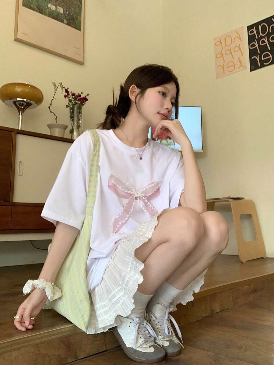 DAZY 女士圆领印花蝴蝶结短袖蕾丝拼布 T 恤夏季超大码 T 恤，图案 T 恤 - 白色 - 查看 1