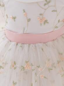 SHEIN Glamorique Kids 复活节花童生日派对婚礼节日连衣裙，适合婴儿和女婴，绿叶和粉色花朵刺绣网眼后蝴蝶结公主裙，适合正式场合、表演、派对和拍照，看起来更自然、美丽和可爱 - 白色 - 查看 3