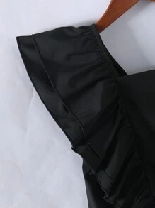 SHEIN Conjunto de blusa de unicolor ajustada de manga corta con cuello cuadrado y falda de cintura alta con bajo asimétrico para niñas, minimalista y elegante - Negro - Ver 5