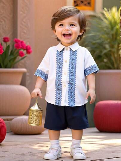 SHEIN Set de 2 piezas de camisa de manga corta con cuello mao y pantalón corto de cintura elástica con estampado tradicional para bebé niño