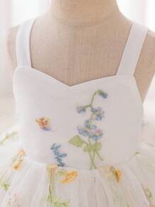 SHEIN Glamorique Kids 女宝宝婚礼婚礼嘉宾花童花童生日派对结婚节庆礼服女童吊带白色绣花网眼后裙大蝴蝶结可爱泡泡袖裙适合舞台表演主持出席派对或特别活动拍摄艺术照拍出自然靓丽四季常穿