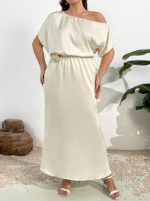 SHEIN Privé Gaun Mini Lengan Pendek Satin Aprikot Slim untuk Wanita Ukuran Plus Musim Semi/Panas, Romantis Elegan, Bahu Asimetris, Pinggang Berkerut, Desain Unik Bunga 3D, Warna Aprikot. - Aprikot - View 4