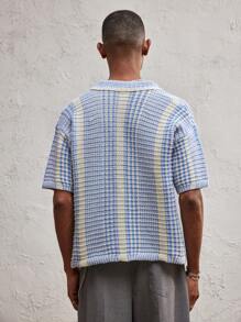 SHEIN X ELOISA & ORSON AKNOTIC Business Casual Cárdigan de punto holgado y de hombros caídos a rayas para hombres, con cuello vuelto y manga corta, jersey de punto casual adecuado para el uso diario