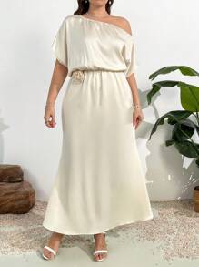 SHEIN Privé Gaun Mini Lengan Pendek Satin Aprikot Slim untuk Wanita Ukuran Plus Musim Semi/Panas, Romantis Elegan, Bahu Asimetris, Pinggang Berkerut, Desain Unik Bunga 3D, Warna Aprikot. - Aprikot - View 5