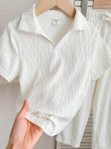 SHEIN LMoss Kids 2 件装 男童休闲运动学院复古纹理面料翻领 T 恤和裤子套装 适合儿童服装 男童服装 返校男孩套装 适合生日派对、晚会、表演、婚礼、洗礼、开幕式 日常 适合日常使用 适合上学 适合旅行 适合运动 适合服装 适合春夏季节 - 白色 - 查看 10