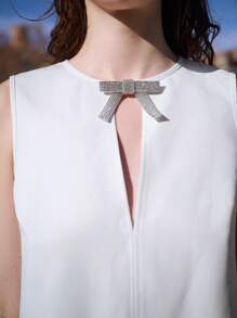 Maija 新款春夏白色金属蝴蝶结编织无袖衬衫，都市、现代、优雅，适合休闲、通勤、度假、节日、派对、婚礼、约会、音乐节，波西米亚 90 年代风格