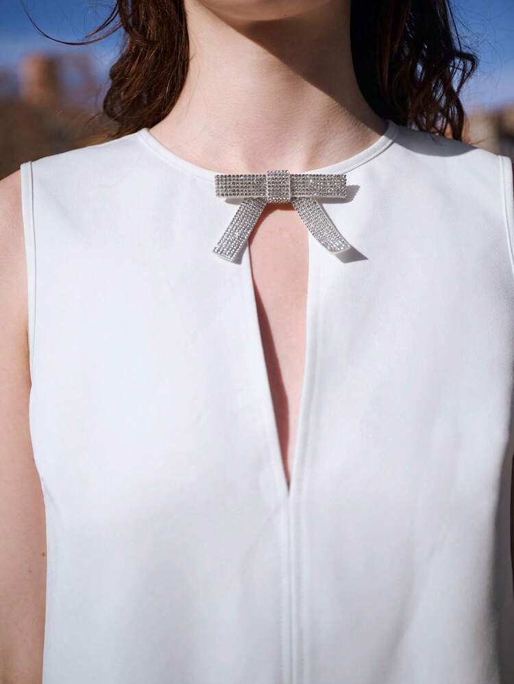 SHEIN Maija New Spring/Summer White Metal Bow Knot Woven Sleeveless Top, Urban, Modern And Elegant, Suitable For Casual, Commute, Vacation, Festivals, Parties, Weddings, Dates, Music Festivals, Boho 90s Style