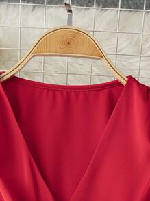 Chiquease Blouse élégante et tendance Top de gamme à encolure en V avec manches évasées et ceintrage à la taille - Rouge - Voir 5