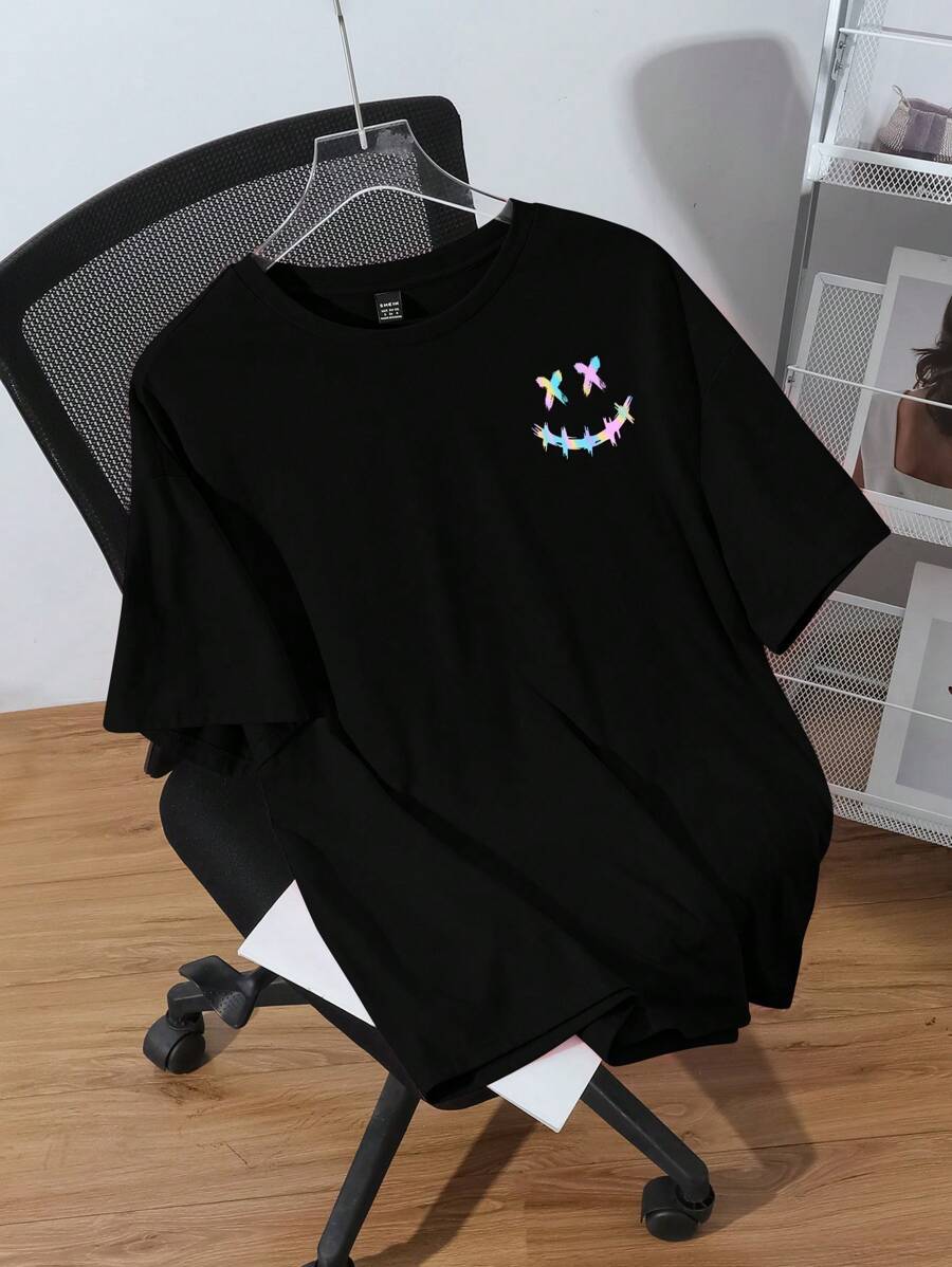 SHEIN EZwear 大码短袖 T 恤，彩色表情印花，休闲简约风格，宽圆领，适合夏季 - 黑色 - 查看 1