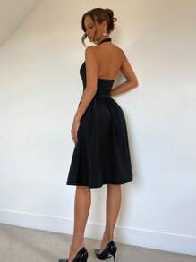 SHEIN Unity ثوب أنيق برقبة ربطة عنق أسود بياقة 'في' عميقة سكسية، مزين بفيونكة اللؤلؤ الأبيض ومنخفض الظهر وبتنورة مكشكشة، مناسب للحفلات، المهرجانات الموسيقية، والحفلات في فصلي الربيع والصيف - الأسود - مشاهدة 2