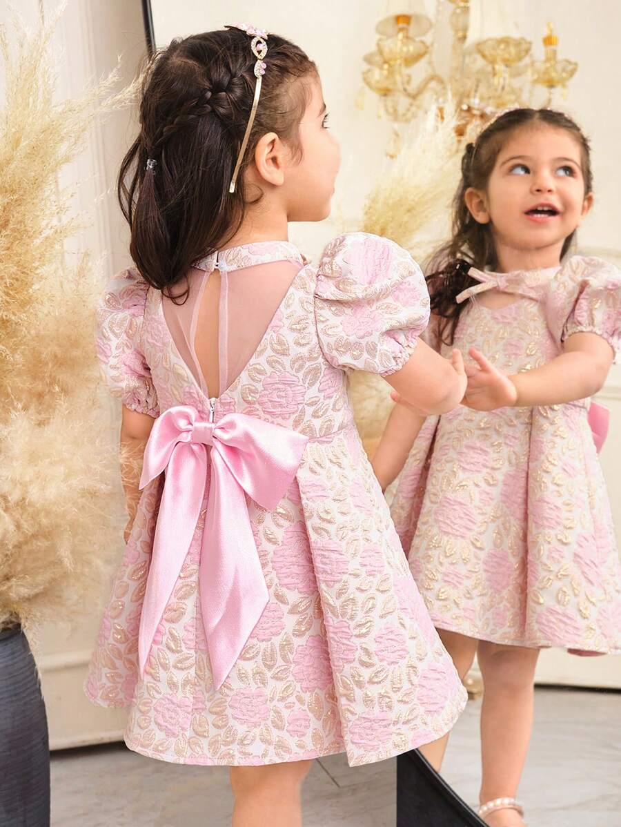 SHEIN 女婴甜美花卉提花和网眼拼接连衣裙，背面有大蝴蝶结，优雅简约的设计，粉色 - 粉色 - 查看 1