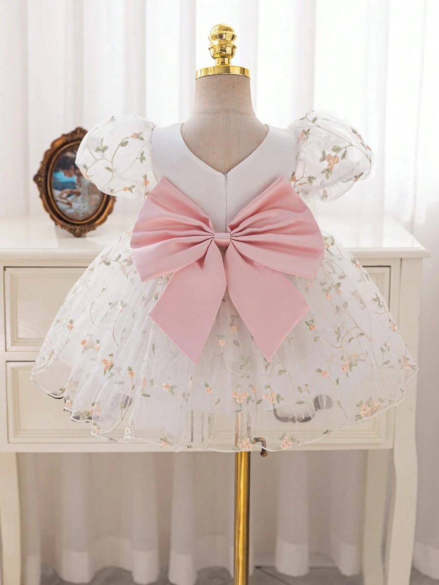 SHEIN Glamorique Kids 复活节花童生日派对婚礼节日连衣裙，适合婴儿和女婴，绿叶和粉色花朵刺绣网眼后蝴蝶结公主裙，适合正式场合、表演、派对和拍照，看起来更自然、美丽和可爱 - 白色 - 查看 1