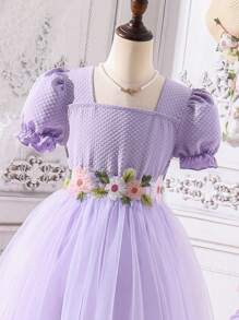 SHEIN Glamorique Kids Vestido blanco de princesa de novia para niña joven con cinturón floral en la cintura, vestido esponjoso de fiesta de manga corta, vestido ligero de niña de las flores para vacaciones