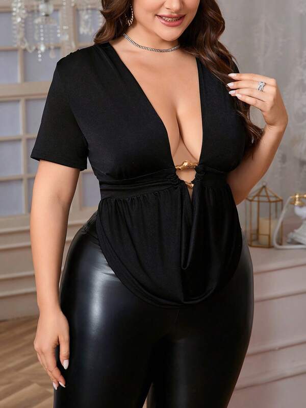 SHEIN Privé Camiseta casual de manga corta con cuello drapeado profundo, plisado y decoración metálica, elegante para el verano, talla grande para mujeres