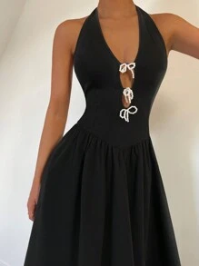 SHEIN Unity ثوب أنيق برقبة ربطة عنق أسود بياقة 'في' عميقة سكسية، مزين بفيونكة اللؤلؤ الأبيض ومنخفض الظهر وبتنورة مكشكشة، مناسب للحفلات، المهرجانات الموسيقية، والحفلات في فصلي الربيع والصيف - الأسود - مشاهدة 5