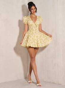 SHEIN BAE 纯色褶皱胸围蕾丝花边吊带连衣裙，带有碎花印花，女士夏季服装/春季服装/情人节服装/狂欢节/海滩度假服装，女士柔和色调连衣裙