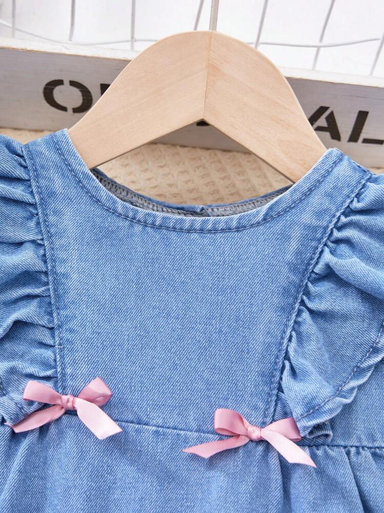 SHEIN Baby Girls' 2025 New Pink Ribbon Bow Accent Blue Denim Cap Sleeve Dress,Kid Girls Spring And Summer Casual Vacation Country Boho Wear, Beach Outfits For Kid Girls,Western Street Wear For Girl,Spring Break Outfits,Rave Outfits Festival Denim Dress,Vacation Ruffle Dress Outfits - Light Wash - View 3
