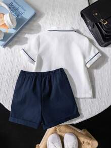 SHEIN 2 件套男婴休闲彼得潘领撞色短袖衬衫和松紧腰短裤套装，适合生日派对、洗礼、1 岁生日庆祝、晚会、表演、婚礼、婴儿洗礼、春夏装 - 藍色 - 查看 2