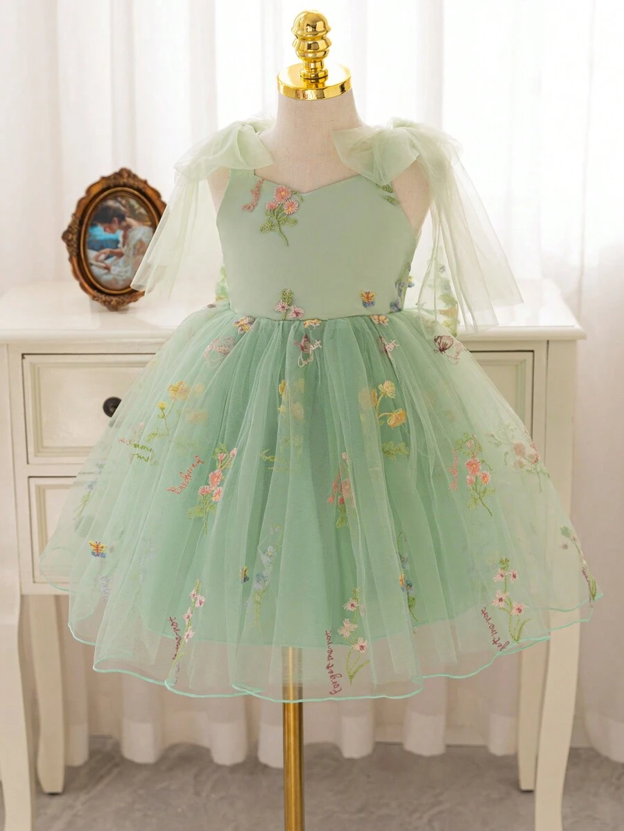 SHEIN Glamorique Kids Váy dự tiệc cưới cho bé gái trẻ Váy dự tiệc sinh nhật Váy dự tiệc cưới cho bé gái Dây đeo lưới màu xanh lá cây Nơ phía trước Váy bồng lưới thêu Người dẫn chương trình biểu diễn sân khấu Tham dự tiệc hoặc sân khấu đặc biệt Chụp ảnh nghệ thuật để trông tự nhiên và đẹp hơn Mặc thường xuyên trong bốn mùa - màu xanh lá - Xem 1