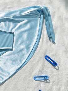 مجموعة بيكيني مكونة من 3 قطع منها ثوب السباحة بتنورة الذي بألوان صلبة للمراهقات، مجموعة السباحة الخفيفة الزرقاء الفاتحة بقطعتين للبنات