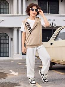 SHEIN Set de 3 piezas para niños pequeños: chaleco gráfico sin mangas con capucha, camiseta y pantalón de chándal de estilo casual - Multicolor - Ver 1