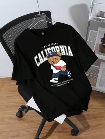 SHEIN EZwear Große Größen Lässiges T-Shirt mit Teddybär Muster, Rundhalsausschnitt, Kurzarm, super weite Passform, "LOS ANGELES CALIFORNIA DIE SCHÖNSTE KULISSE IST AUF DER REISE TUN SIE WAS SIE WOLLEN" für den Sommer