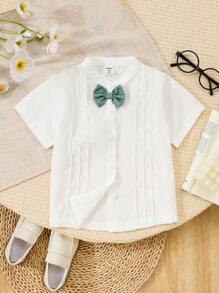 1pc Young Boy White Bamboo Texture Shirt With Pleated Front Panel, Turndown Collar, Short Sleeve, Contrast Bow Tie, Casual & Smart For Outing, Spring/Summer