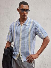 SHEIN X ELOISA & ORSON AKNOTIC Business Casual Cárdigan de punto holgado y de hombros caídos a rayas para hombres, con cuello vuelto y manga corta, jersey de punto casual adecuado para el uso diario