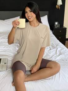 DAZY 2 件套女士字母印花宽松短袖上衣和修身短裤睡衣套装 - 杏色 - 查看 4