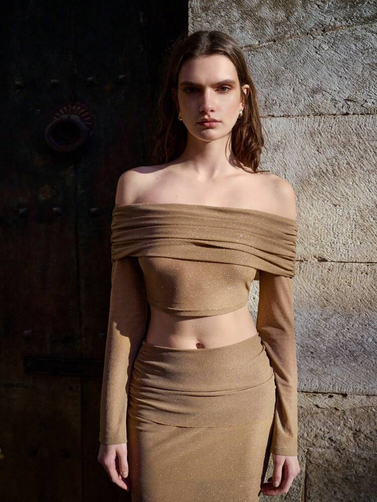 SHEIN Maija 봄과 여름 새로운 스타일의 카키 글리터 니트 원숄더 탑과 허리가 잘록한 섹시한 스커트가 여성용 투피스 세트입니다. 도시적이고 현대적인 우아한 민소매 일상복으로, 휴가, 파티, 웨딩 데이트에 적합합니다.