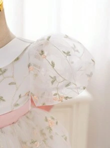 SHEIN Glamorique Kids 复活节花童生日派对婚礼节日连衣裙，适合婴儿和女婴，绿叶和粉色花朵刺绣网眼后蝴蝶结公主裙，适合正式场合、表演、派对和拍照，看起来更自然、美丽和可爱 - 白色 - 查看 7