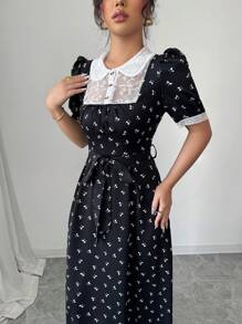 Modelyn 女士编织黑色蝴蝶印花撞色蕾丝短袖荷叶边 A 字腰优雅花卉复古中长连衣裙 - 黑色 - 查看 4