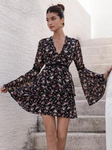 Aveloria Rosie 女士优雅复古花卉印花 V 领黑色拼色荷叶边腰带喇叭袖镂空短款连衣裙 - 彩色 - 查看 1
