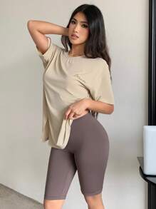 DAZY 2 件套女士字母印花宽松短袖上衣和修身短裤睡衣套装 - 杏色 - 查看 1