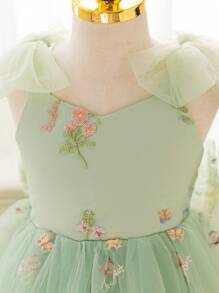 SHEIN Glamorique Kids Váy dự tiệc cưới cho bé gái trẻ Váy dự tiệc sinh nhật Váy dự tiệc cưới cho bé gái Dây đeo lưới màu xanh lá cây Nơ phía trước Váy bồng lưới thêu Người dẫn chương trình biểu diễn sân khấu Tham dự tiệc hoặc sân khấu đặc biệt Chụp ảnh nghệ thuật để trông tự nhiên và đẹp hơn Mặc thường xuyên trong bốn mùa - màu xanh lá - Xem 5