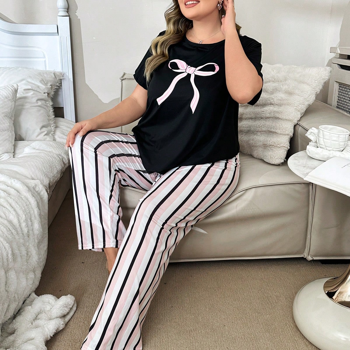 Conjunto de pijama de talla grande con parte superior de manga corta con estampado de moño y pantalón largo a rayas