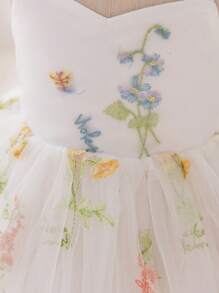 SHEIN Glamorique Kids 女宝宝婚礼婚礼嘉宾花童花童生日派对结婚节庆礼服女童吊带白色绣花网眼后裙大蝴蝶结可爱泡泡袖裙适合舞台表演主持出席派对或特别活动拍摄艺术照拍出自然靓丽四季常穿