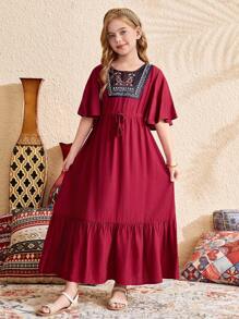 SHEIN Tween 女童复古纯色酒红色拼色刺绣领蝴蝶袖荷叶边下摆连衣裙腰部收褶短袖度假长裙