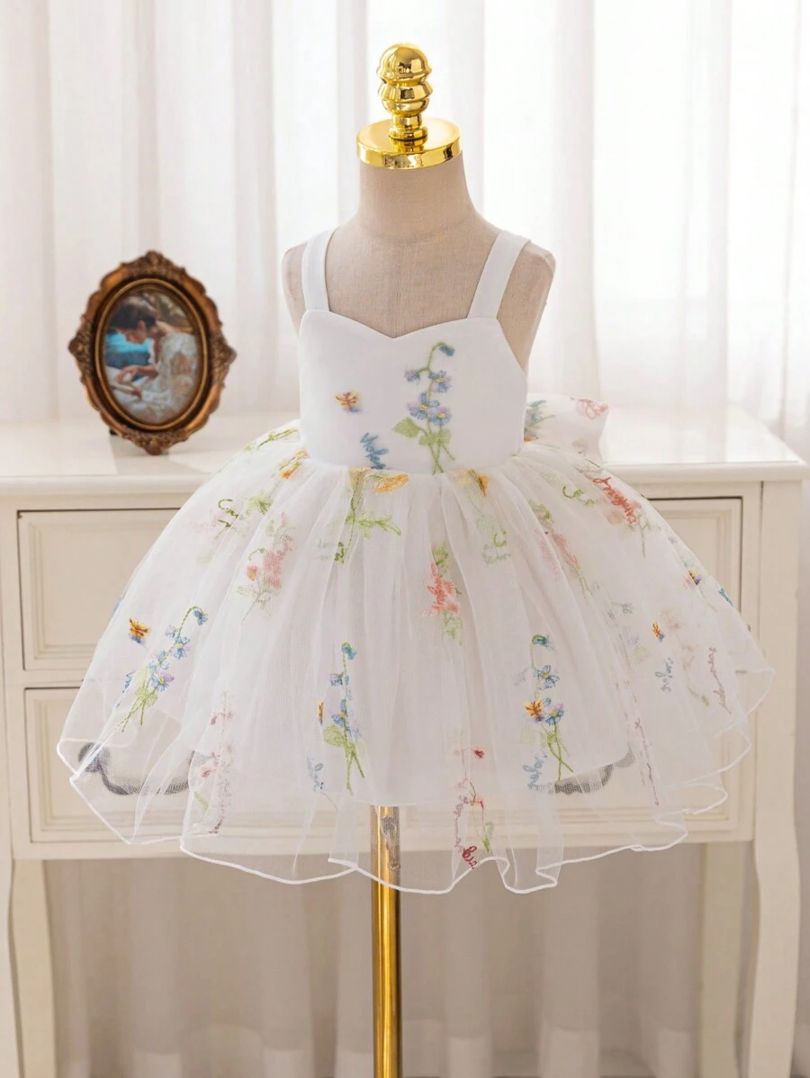 SHEIN Glamorique Kids 女宝宝婚礼婚礼嘉宾花童花童生日派对结婚节庆礼服女童吊带白色绣花网眼后裙大蝴蝶结可爱泡泡袖裙适合舞台表演主持出席派对或特别活动拍摄艺术照拍出自然靓丽四季常穿