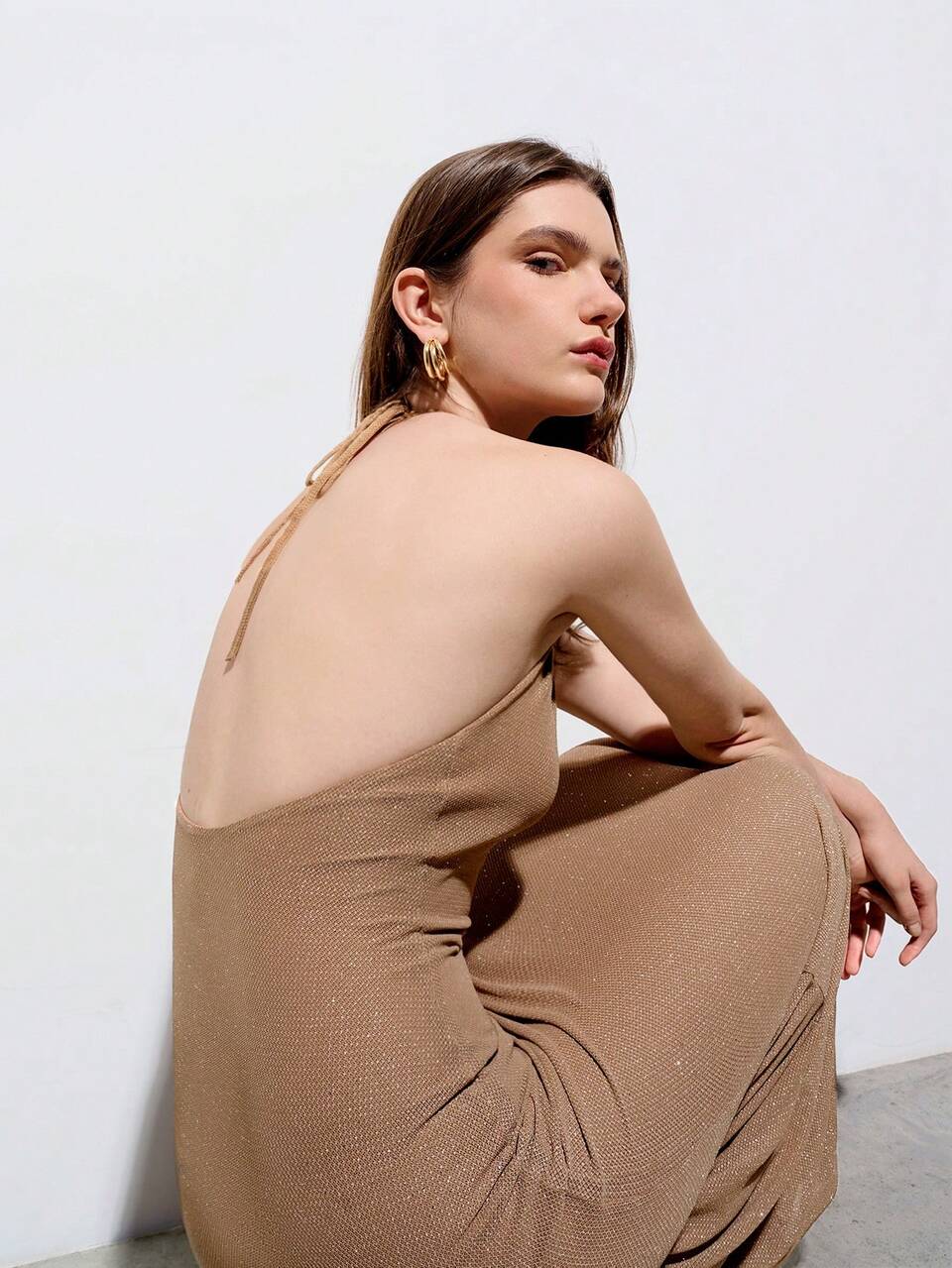 SHEIN Maija Vestido Longo Feminino Bege e Brilhante com Decote em V e Alças Halter, Sexy, Urbano, Moderno, Elegante, Sem Mangas, Para Uso Diário e Casual, Adequado para Sair, Férias, Festas, Casamentos e Encontros.