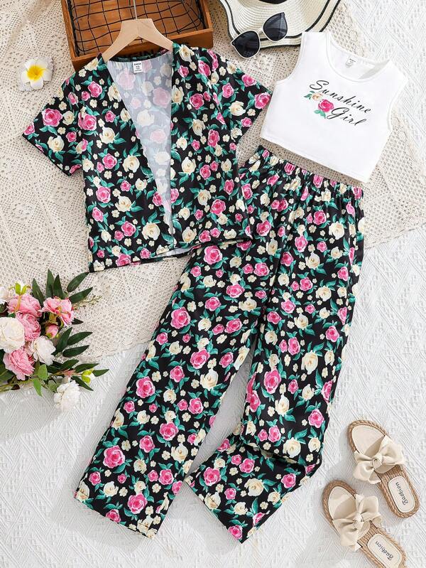 适合少女的 3 件套：花卉印花短袖上衣、无袖印花背心和花卉印花直筒裤，休闲装