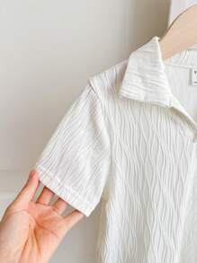 SHEIN LMoss Kids 2 件装 男童休闲运动学院复古纹理面料翻领 T 恤和裤子套装 适合儿童服装 男童服装 返校男孩套装 适合生日派对、晚会、表演、婚礼、洗礼、开幕式 日常 适合日常使用 适合上学 适合旅行 适合运动 适合服装 适合春夏季节 - 白色 - 查看 11