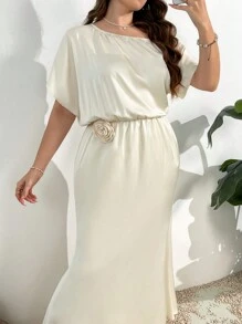 SHEIN Privé Gaun Mini Lengan Pendek Satin Aprikot Slim untuk Wanita Ukuran Plus Musim Semi/Panas, Romantis Elegan, Bahu Asimetris, Pinggang Berkerut, Desain Unik Bunga 3D, Warna Aprikot. - Aprikot - View 1